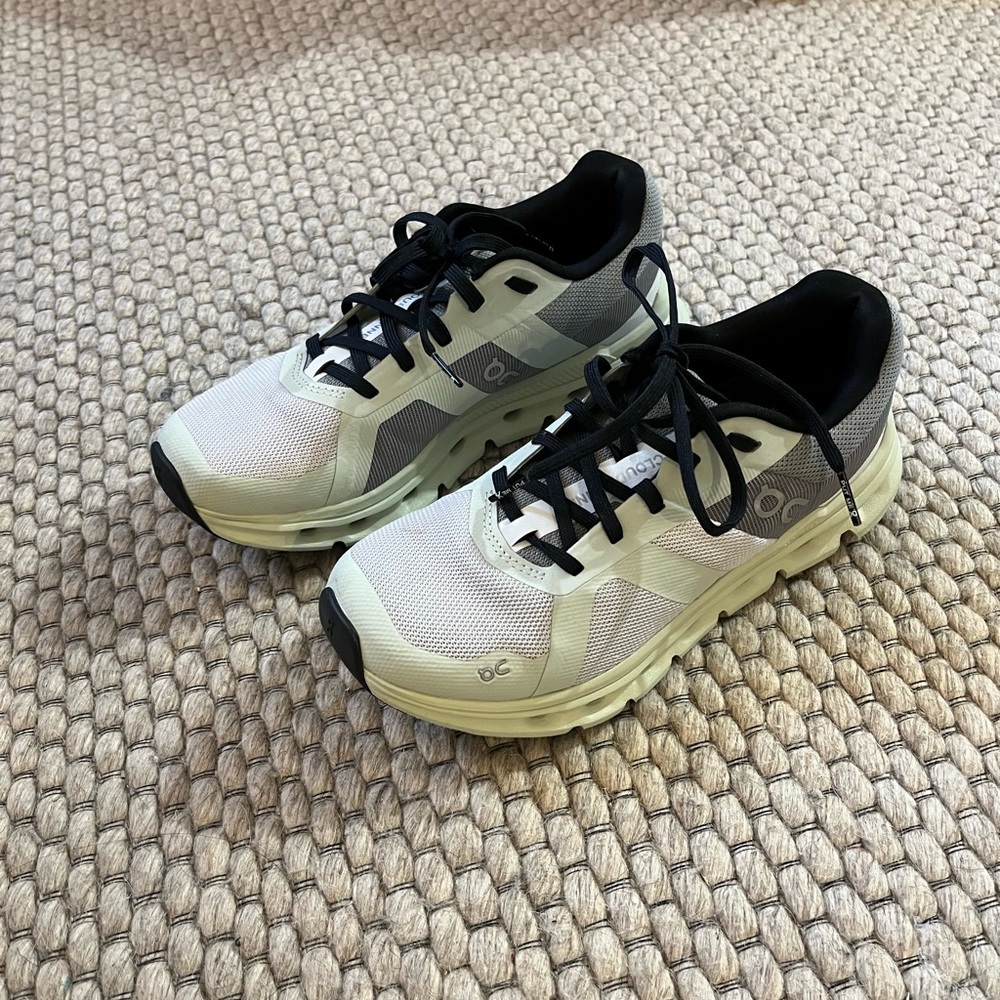 On Running Cloud Runner women’s shoe size 6 green & grey
